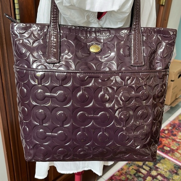 Coach Rare Vintage shoulder bagPatent leather deep plum embossed monogram Exce